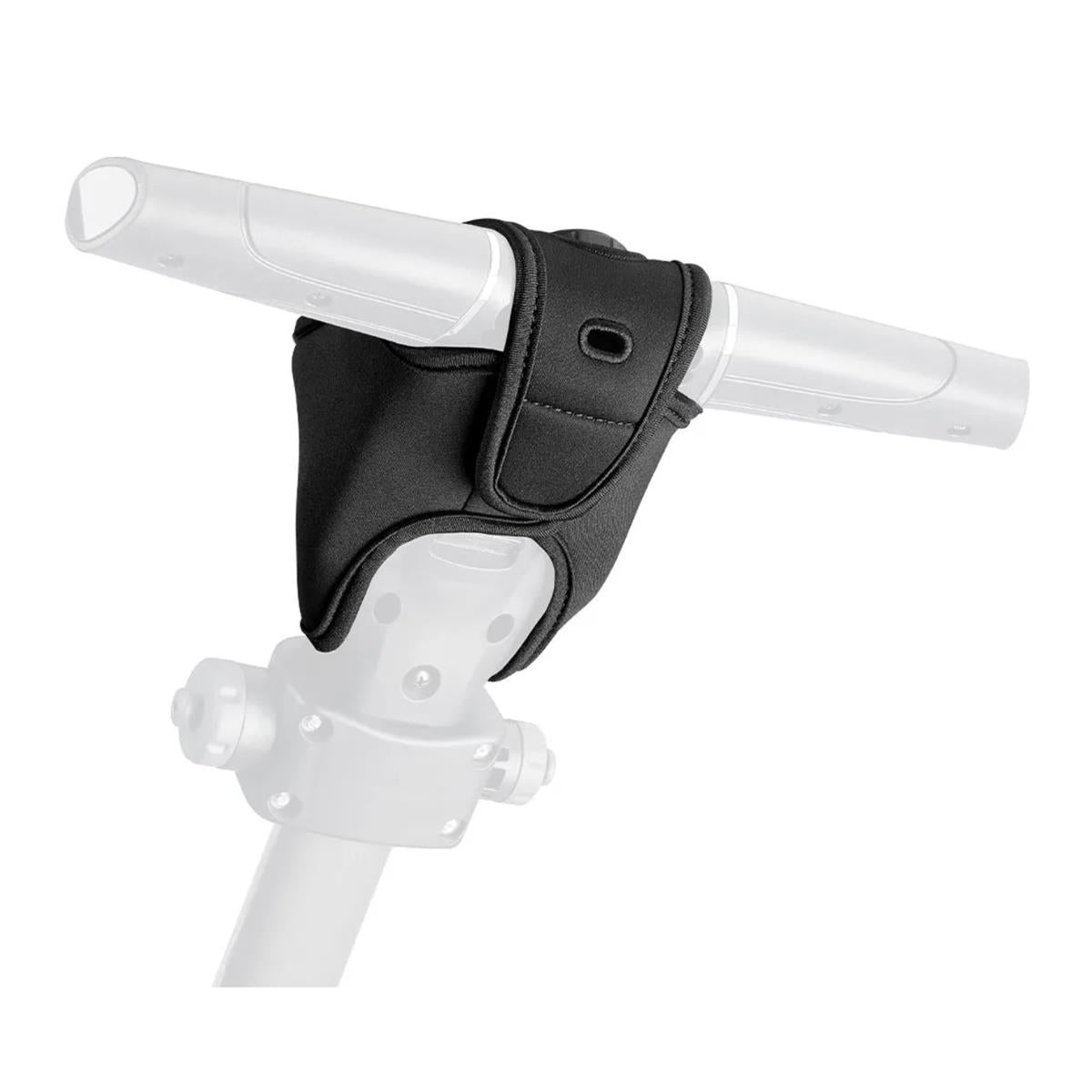 Schwarzer Griffschutz aus Neopren für Golf Trolley, isoliert, am Lenker montiert