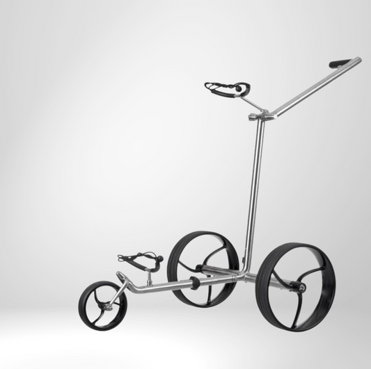 Golf Trolley aus Edelstahl mit drei großen Rädern, minimalistisches Design auf hellem Hintergrund