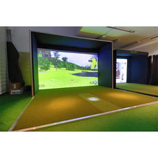Moderner Indoor Golf Simulator mit digitaler Golfplatz-Projektion und Abschlagmatte