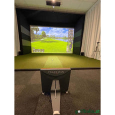 Indoor Golf Simulator mit Trackman 4, großer Bildschirm und Kunstrasen, modernes Golftraining