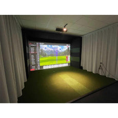 Moderner Indoor Golf Simulator mit großer Leinwand und Projektor in einem Raum mit Kunstrasen