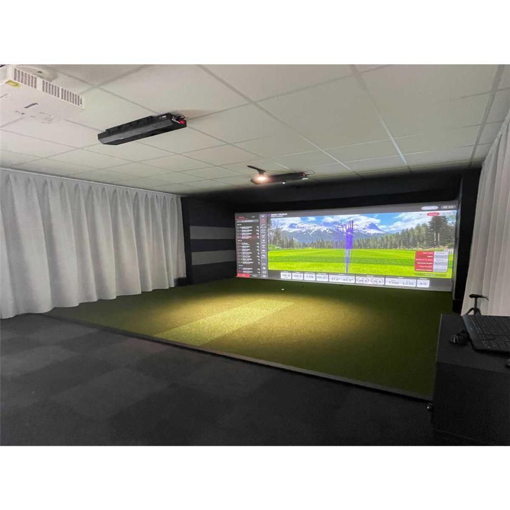 Moderner Golf Simulator Raum mit Leinwand, Grünfläche und Analyse-Software für Indoor Golftraining