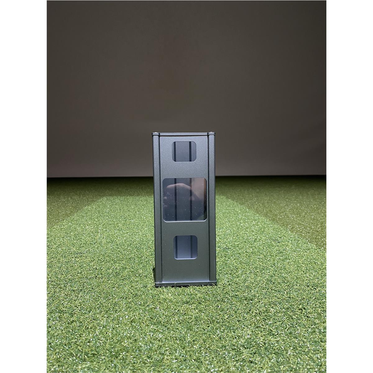 Schwarzer Golfsimulator-Sensor auf Kunstrasen, Golf Indoor Zubehör