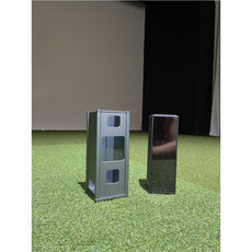 Zwei Golf-Simulator-Sensoren auf Indoor-Kunstrasen vor einer Leinwand