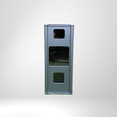 Graues, rechteckiges Golfzubehör-Gehäuse mit Sichtfenstern, vor weißem Hintergrund