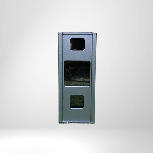 Graues, rechteckiges Golfzubehör-Gehäuse mit Sichtfenstern, vor weißem Hintergrund