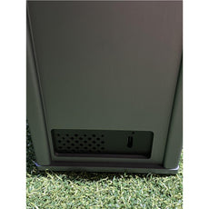 Detailaufnahme einer Golf Indoor Simulatoren Einheit mit Lüftungsgitter auf Kunstrasen