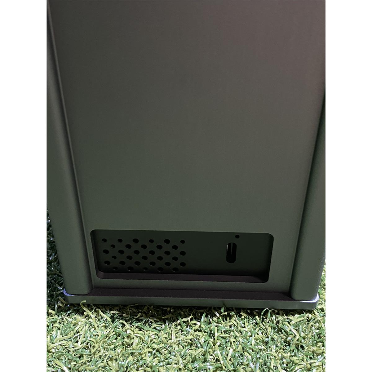 Detailaufnahme einer Golf Indoor Simulatoren Einheit mit Lüftungsgitter auf Kunstrasen