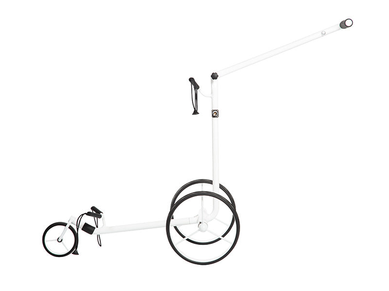 Weißer Golftrolley mit drei Rädern und Klappfunktion vor weißem Hintergrund