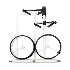 Zusammengeklappter weißer Golf Trolley mit zwei großen Rädern auf weißem Hintergrund