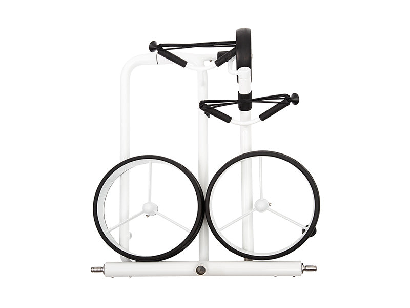 Zusammengeklappter weißer Golf Trolley mit zwei großen Rädern auf weißem Hintergrund