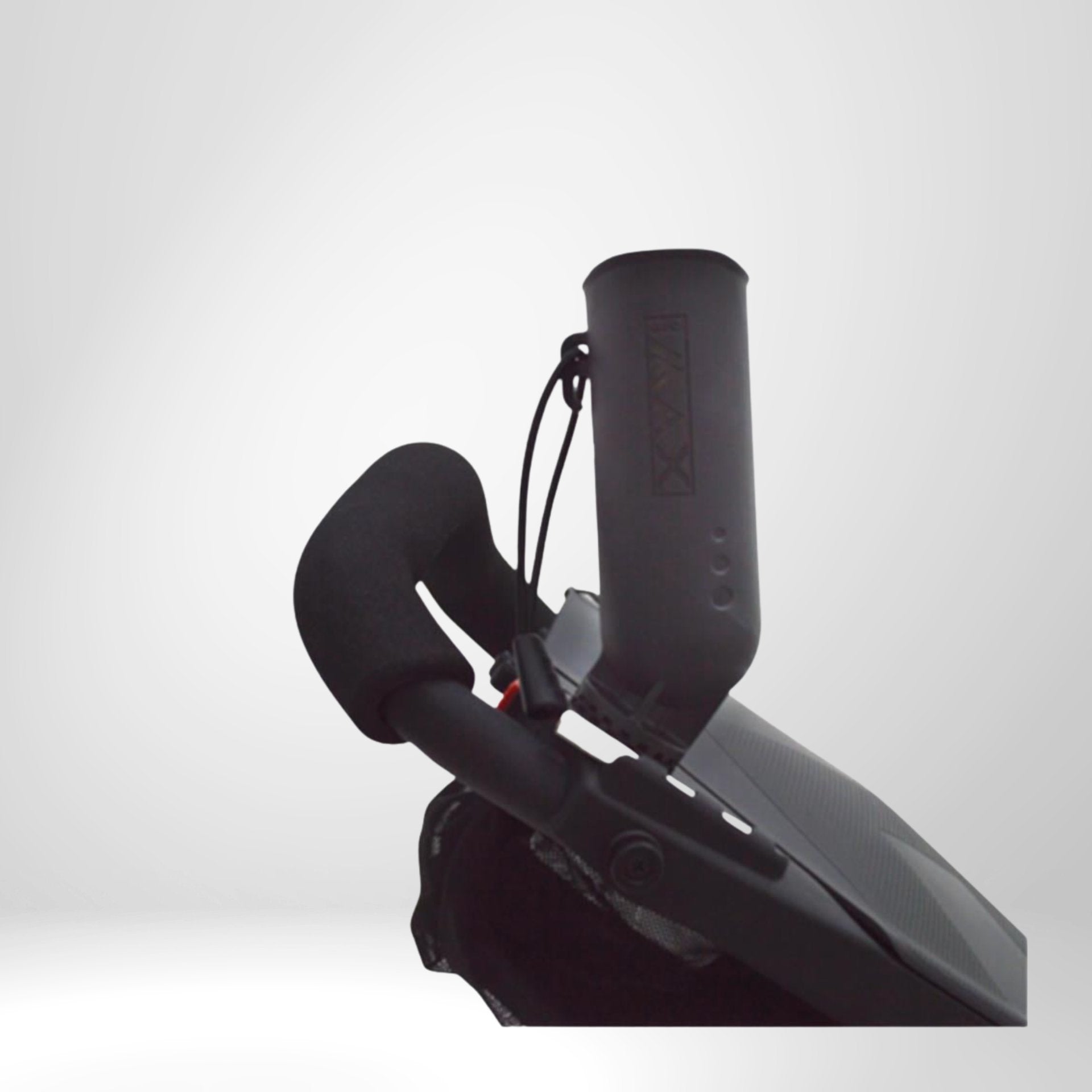 Schwarzer Golf Trolley Halter für Scorekarten und Zubehör vor weißem Hintergrund