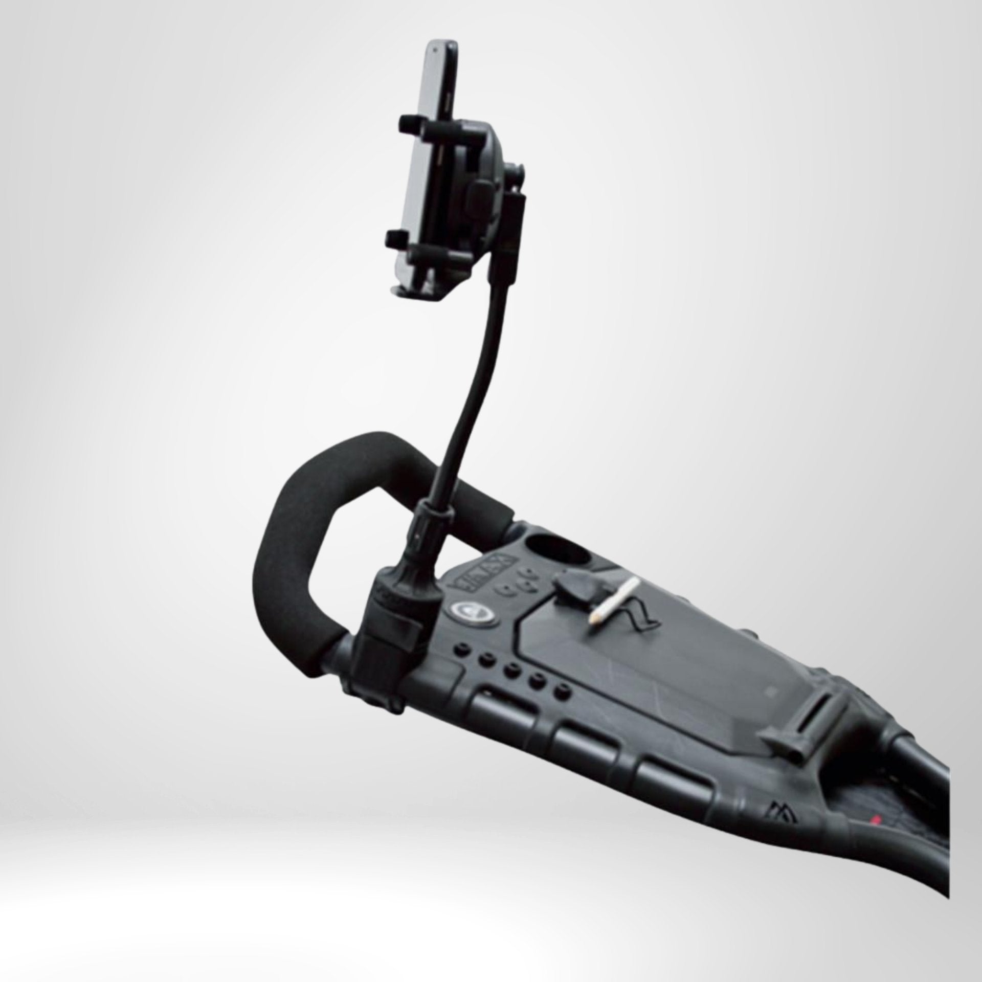 Smartphone Halterung montiert am Griff eines Golf E-Trolleys, Zubehör für Golfwagen