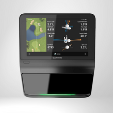 Garmin Golf Simulator mit Display, zeigt Abschlagdaten und virtuellen Golfplatz