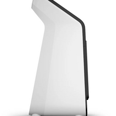 Seitenansicht eines modernen, weißen Golf Simulators mit schwarzem Rand auf weißem Hintergrund