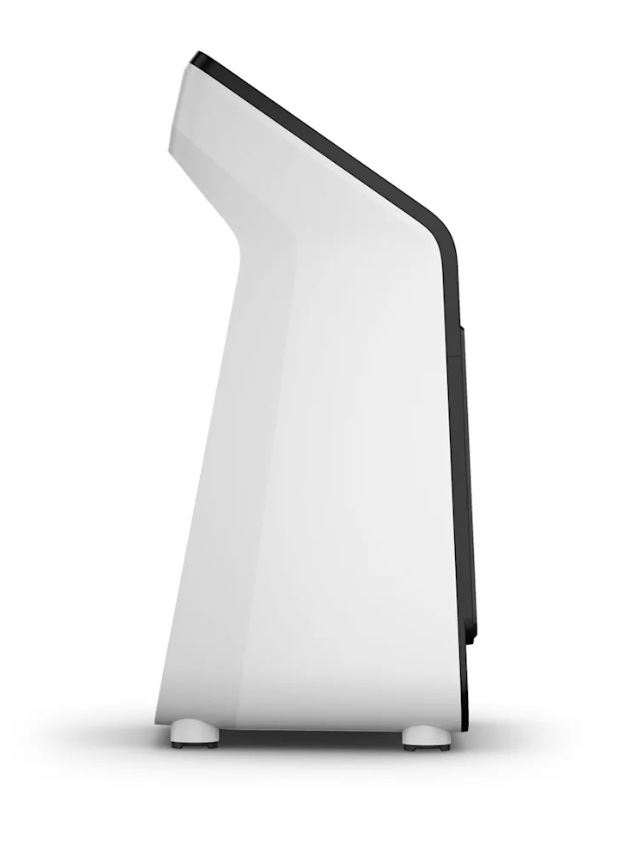 Seitenansicht eines modernen, weißen Golf Simulators mit schwarzem Rand auf weißem Hintergrund