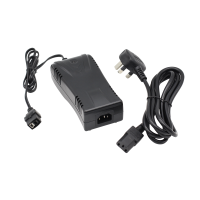 Schwarzes Golf Trolley Ladegerät mit Netzkabel für E-Trolley Zubehör auf weißem Hintergrund