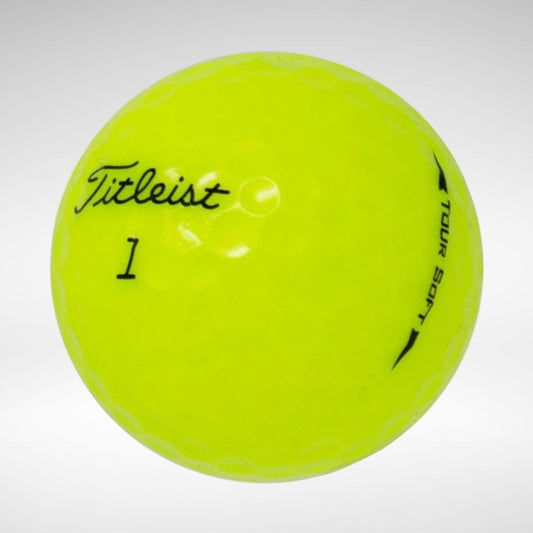 Gelber Titleist Golfball mit Aufschrift Tour Soft auf weißem Hintergrund