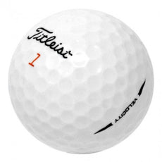 Weißer Golfball mit Schriftzug, Dimple-Oberfläche, Nahaufnahme, Golfzubehör Produktfoto