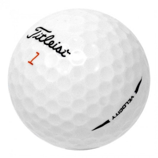 Weißer Golfball mit Dimple-Oberfläche und sichtbarer Aufschrift, Nahaufnahme