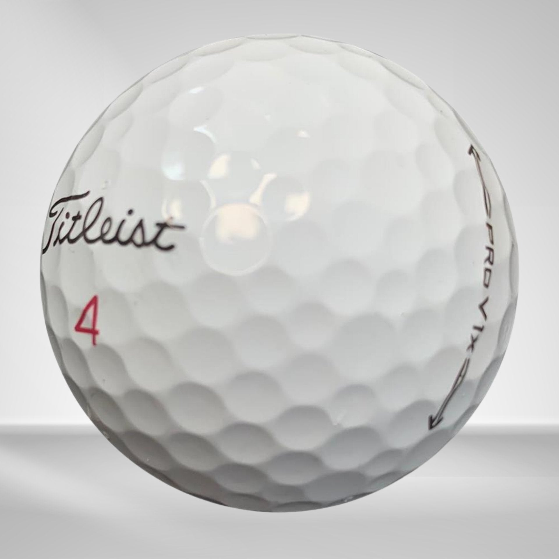 Weißer Titleist Pro V1x Golfball mit roter Nummer 4 und typischer Dimple-Struktur