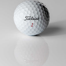 Nahaufnahme eines weißen Golfballs mit Titel-Logo und der Zahl 1, glänzende Oberfläche, Golf-Zubehör