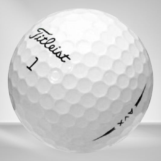 Weißer Golfball mit Aufschrift und Dimpelstruktur, Nahaufnahme auf neutralem Hintergrund