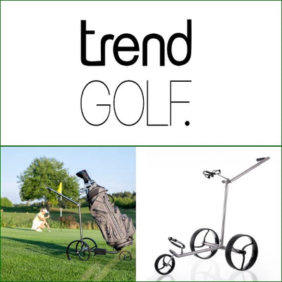 Moderner Golftrolley aus Metall mit Golfbag, verwendet auf grünem Fairway, trendiges Design