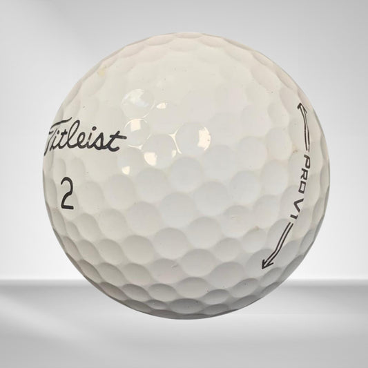 Weißer Titleist Pro V1 Golfball mit Nummer 2 und typischer Dimple-Oberfläche
